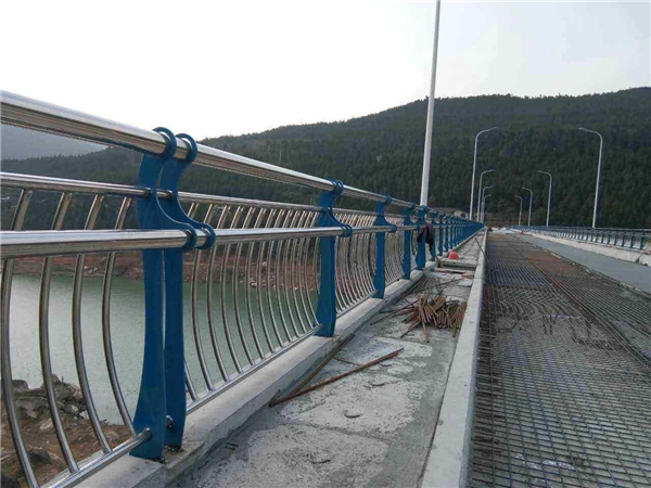 湖北不锈钢桥梁护栏的特点及其在桥梁安全中的重要作用