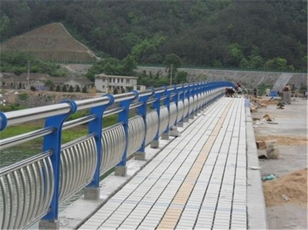 湖北不锈钢桥梁护栏的特性及其在现代建筑中的应用